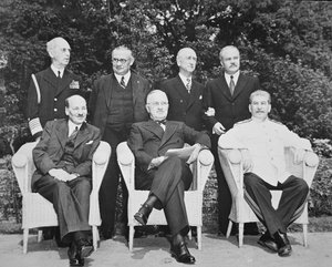 Clement Attlee (1883-1967) Başkan Harry S. Truman (1884-1972) ve Joseph Stalin (1879-1953) Potsdam Konferansında by English Photographer