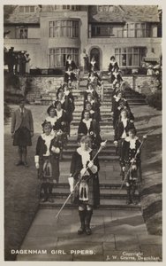 Dagenham Girl Pipers, Essex (s/b fotoğraf) by English Photographer