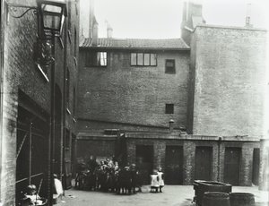 Dufferin Caddesi: Costermongers Binaları, Londra, 1896 by English Photographer
