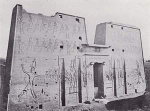 Mısır: Edfu Tapınağı Pilonu (s/b fotoğraf) by English Photographer