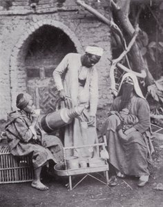 Mısır: Kahire Sokaklarında Türk Kahvesi Sunmak (s/b fotoğraf) by English Photographer
