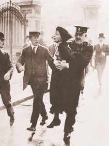 Emmeline Pankhurst'ün Buckingham Sarayı'nın önünde krala dilekçe vermeye çalışırken tutuklanması, 21 Mayıs 1914 (sepya fotoğraf) by English Photographer