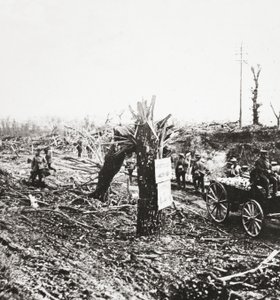 Mühendisler, Hangard yakınlarındaki hafif demiryollarını onarıyor, Amiens mücadelesi sırasında top ateşinden zarar görüyor, 1918 by English Photographer