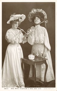 İngiliz sahne oyuncuları ve şarkıcıları, Zena Dare ve Marie Studholme (b/w fotoğraf) by English Photographer