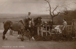 Kırsal kesimde öğle yemeği için çalışmayı bırakan aile (s/b fotoğraf) by English Photographer