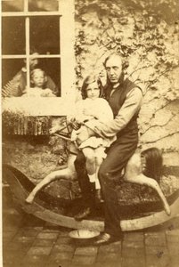 Baba ve kızı sallanan bir atın üzerinde oturmuş, anne ve erkek kardeş pencereden bakıyor, 1860