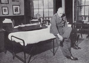 General Sir Edmund Ironside, İmparatorluk Genelkurmay Başkanı, 1939-1940 II. Dünya Savaşı sırasında sık sık uyuduğu Savaş Ofisindeki ofisinde by English Photographer
