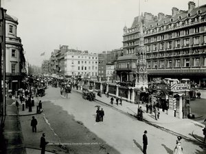 Charing Cross İstasyonu ile Strand boyunca genel görünüm by English Photographer