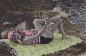 Sahilde havlu üzerinde yatan kız (renkli fotoğraf) by English Photographer