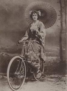 Japon tarzında giyinmiş bisikletli kız by English Photographer