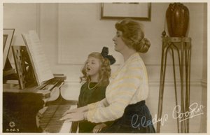 Gladys Cooper ve kız piyanoda by English Photographer