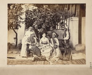 Devlet Normal Okulu, Bombay metresi ve öğrencileri grubu by English Photographer