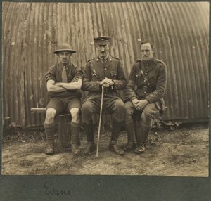Nissan kulübesinin dışında üç askerden oluşan bir grup, c.1914-18 by English Photographer