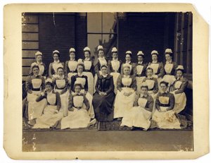 St. Thomass Hastanesinden tıbbi personelin grup portresi by English Photographer