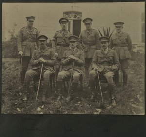 Askeri üniformalı yedi adamın grup portresi, 1914-18 by English Photographer