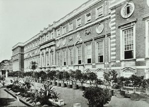 Hampton Court Sarayı, Hampton Court Yolu, Richmond: Teras, Wrens Court, 1896 by English Photographer