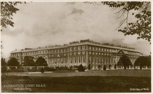 Hampton Court Sarayı, Güney ve Doğu cepheleri by English Photographer