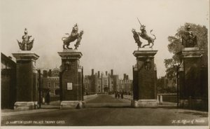 Hampton Court Sarayı Kupa Kapıları by English Photographer