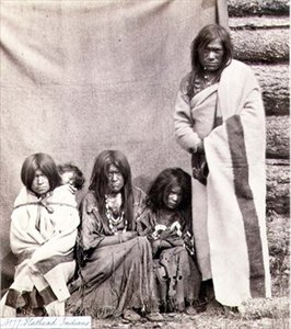 Kırk Dokuzuncu Paralelde Kraliyet Mühendisleri tarafından fotoğraflanan Hathead Kızılderilileri (sepya fotoğrafı) by English Photographer