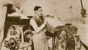Fısıh için mayasız ekmek hazırlayan İbranice fırın (sepya fotoğrafı) by English Photographer