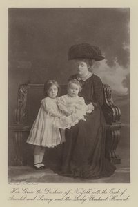 Norfolk Düşesi Hazretleri, Arundel ve Surrey Kontu ve Leydi Rachael Howard ile birlikte (b/w fotoğraf) by English Photographer