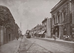 High Street, Hounslow, Sağda Konsey Ofislerini gösteriyor by English Photographer