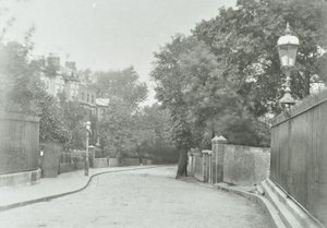Highgate Archway: korkuluklara sabitlenmiş eski lamba ile doğu yaklaşımı, 1896 by English Photographer