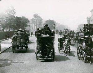 Yoğun bir yolda atlı trafik by English Photographer