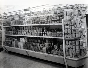 Ev gereçleri reyonu, Woolworths mağazası, 1956 by English Photographer