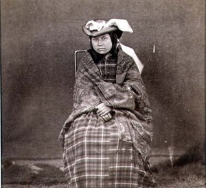 Kırk Dokuzuncu Paralelde Kraliyet Mühendisleri tarafından fotoğraflanan Batı Giysili Hintli Kadın (sepya fotoğrafı) by English Photographer