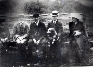 James ve Lytton Strachey ile Thoby, Adrian ve Virginia Stephen, Fritham, Hampshire, 1901 by English Photographer