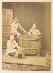 [Japonca] Kızlar banyo yapıyor, Dairesel bir ahşap küvetin içinde ve çevresinde poz veren üç yarı çıplak genç Japon kadının stüdyo tablosu,  Fotoğrafçı: Bilinmiyor  Lucas Koleksiyonu: Charles James ve Morton P, Lucas