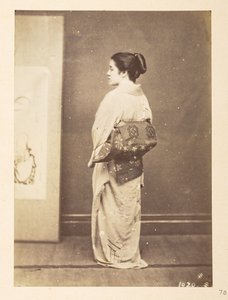 Geleneksel elbiseli Japon kadın, Fotoğrafçı: Bilinmiyor  Lucas Koleksiyonu: Charles James ve Morton P, Lucas