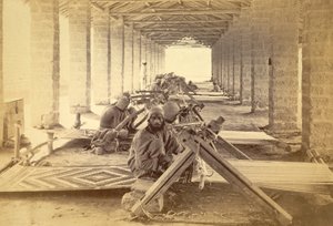Karaçi hapishanesi dokumacıları. 1873 (fotoğraf baskısı) by English Photographer