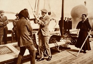 King Edward VIII, Bir Japon Eskrim Miğferini Test Ediyor, 1922 by English Photographer