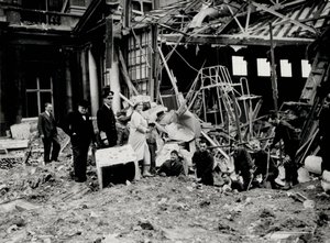 Kral George VI ve Kraliçe Elizabeth, Winston Churchill ile birlikte bomba hasarını araştırırken, muhtemelen Buckingham Sarayı