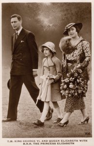 Kral George VI ve Kraliçe Elizabeth, kızları Prenses Elizabeth (daha sonra Kraliçe II. Elizabeth) ile birlikte (s/b fotoğraf) by English Photographer