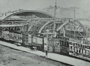 Kings Cross İstasyonu: yapım çalışmaları sürüyor, 1862 by English Photographer
