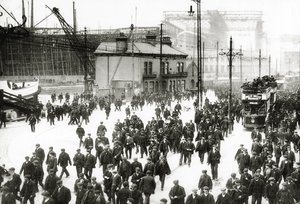 Arka planda Titanik yapım aşamasındayken Harland und Wolff tersanesinde, Belfast, İrlanda