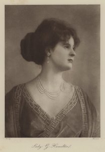 Lady G Hamilton (siyah-beyaz fotoğraf) by English Photographer