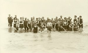 Suda duran büyük bir yüzücü grubu (b/w fotoğraf) by English Photographer