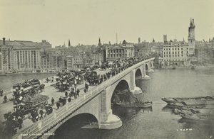 Londra Köprüsü: atlı omnibüsler ve arabanın yanı sıra yayalar köprüyü geçiyor, 1895 by English Photographer