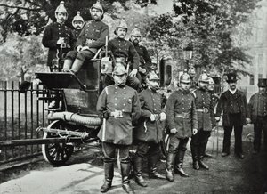 Londra İtfaiyesi: İtfaiyeci grubu, motorlu ve vanalı, 1895 by English Photographer