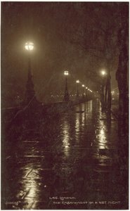 Londra, ıslak bir gecede Embankment (b/w fotoğraf) by English Photographer