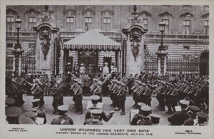 Londra kendi oğullarını ağırlıyor, Londra alaylarının Zafer Yürüyüşü, 5 Temmuz 1919 (s/b fotoğraf) by English Photographer