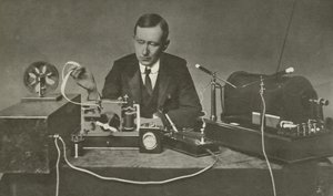 Erken bir kablosuz cihaza sahip Marconi (s/b fotoğraf) by English Photographer