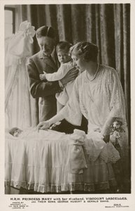 Mary, Princess Royal ve kocası Vikont Lascelles, oğulları George ve Gerald ile birlikte (s/b fotoğraf) by English Photographer