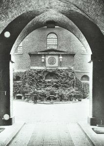 Millbank Hapishanesi: kemerli geçitten şapel, 1885 by English Photographer