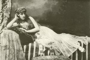 Bayan Langtry Kleopatra olarak (gravür) by English Photographer
