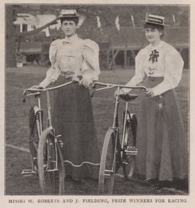 Misses W Roberts ve J Fielding, yarış için ödül kazananlar by English Photographer